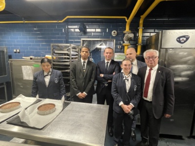 Découverte du laboratoire de cuisine pour Olivier Dussopt avec les jeunes Merien, Warren, et Victoria au côté de Didier Chenet et Jean-François Tostivint.