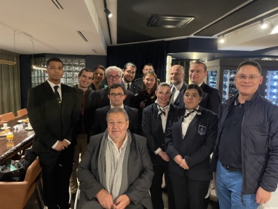 Patrick Toulmet, délégué ministériel à l'apprentissage entouré des jeunes participants à cette rencontre, avec Olivier Dussopt, Olivier Tran, Didier Chenet , Jean-Francois Tostivint.