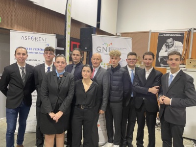 Les 8 candidats au concours barman : Paul Thomas, Gwewen Robin, Johann Bordet, Léo Gasiorek, Clara Soubeyran, Lou Audureau, Jules Chamoulaud et Charly Cartau.