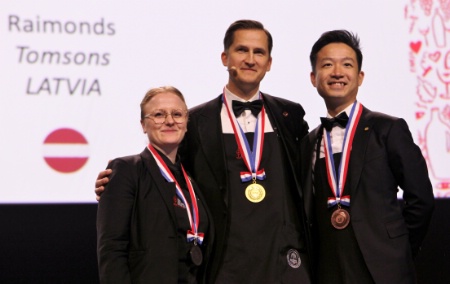 Le vainqueur, Raimonds Tomsons, entre Nina Jensen et Reeze Choi. Le vainqueur, Raimonds Tomsons, entre Nina Jensen et Reeze Choi.