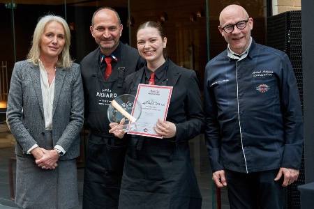 Anne Richard Bellanger, directrice générale des Cafés Richard, Henri Di Nola, professeur, Léa Boari, la lauréate, et Michael McCauley, caféologue et juge aux championnats du monde du Café (Cafés Richard).