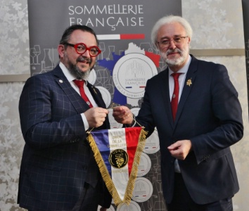 Passation de pouvoir symbolique entre Philippe Faure-Brac (à droite) et Fabrice Sommier.