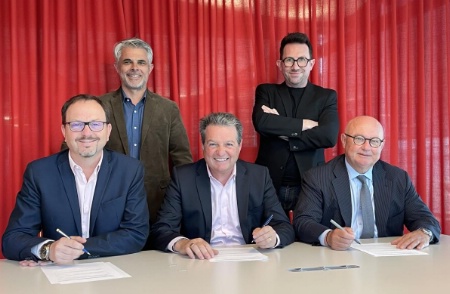 Signature de l'accord de partenariat entre Synetam et GL events. De g. à d. : Guilhem Pinault (vice-président de Synetam), François Thiery (directeur commercial de Sirha Food), Pierre Marcel (président de Synetam), Luc Dubanchet (directeur de Sirha Food) et Philippe Pasquet (directeur général de GL events Exhibitions).
